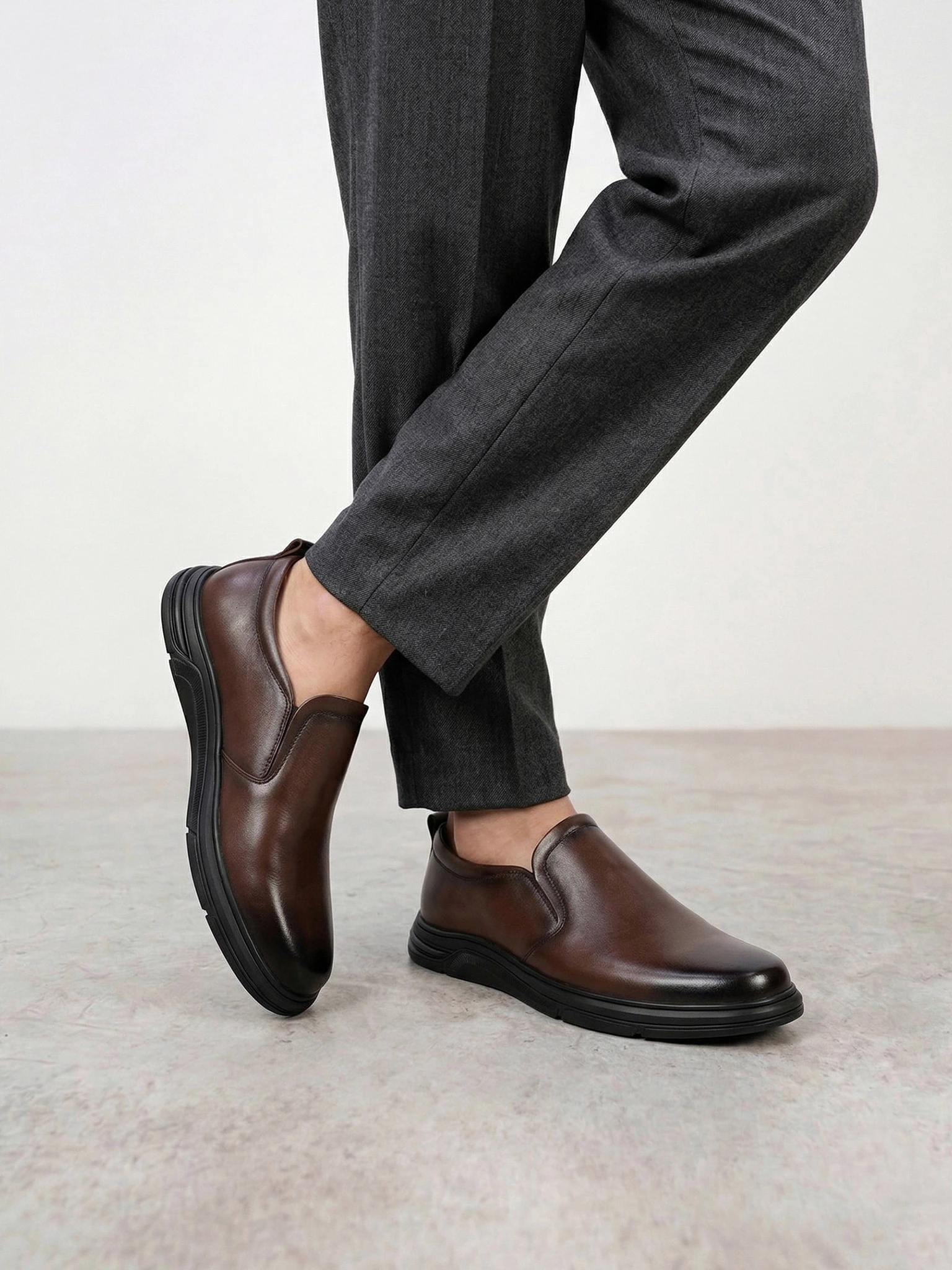 Туфли коричневого цвета с эластичными вставками